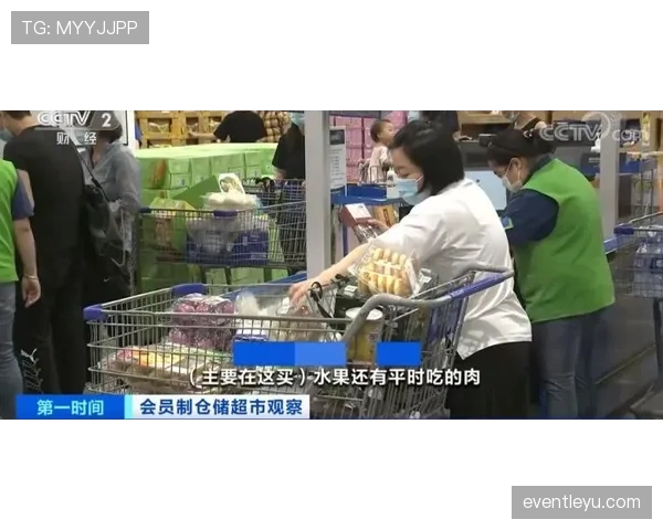 伊布拉希莫维奇超市推车里全是金色包装，路人表情比我还慌